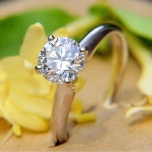 Elegant 14 k white gold Ring